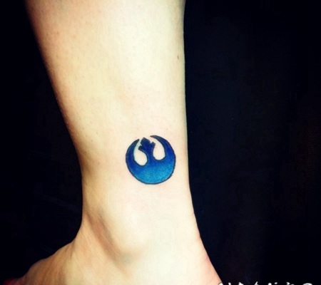 小小的蓝色简单徽章脚踝纹身图案