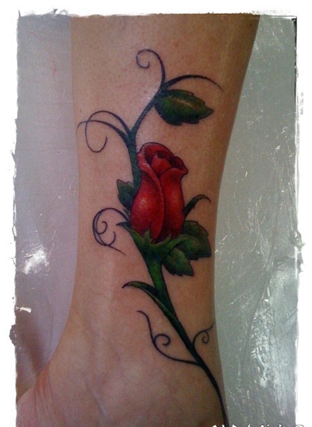 简易的彩绘红玫瑰脚踝纹身图案