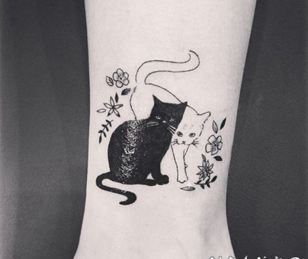 可爱的黑白色小猫咪和花朵脚踝纹身图案