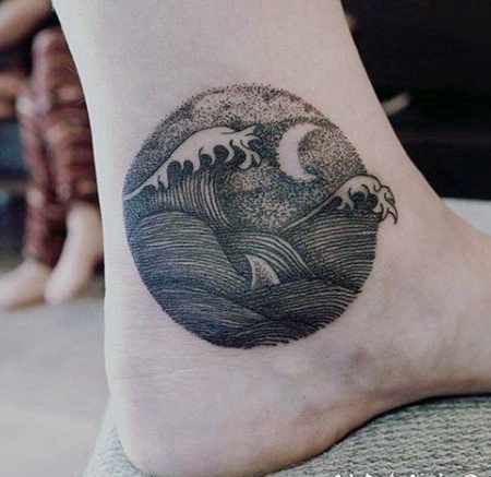 脚踝黑色线条点刺波浪与月亮纹身图案