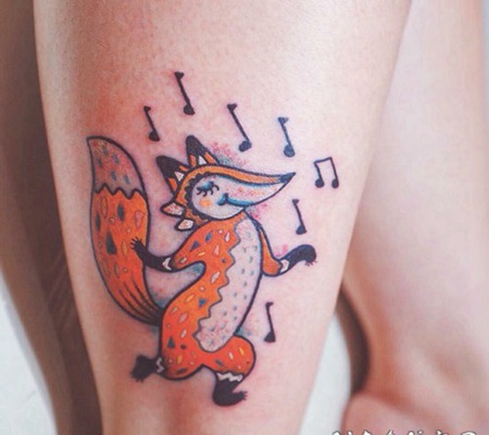 有趣的卡通舞蹈狐狸和音符彩色脚踝纹身图案