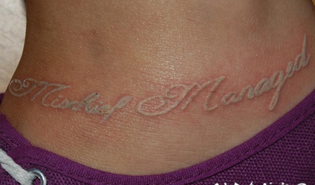 白色的英文字母脚踝纹身图案