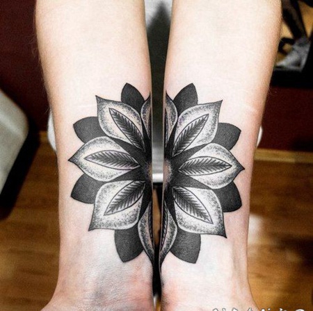 美丽的点刺黑白大花朵脚踝纹身图案