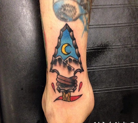 脚踝old school箭头与山脉月亮彩色纹身图案