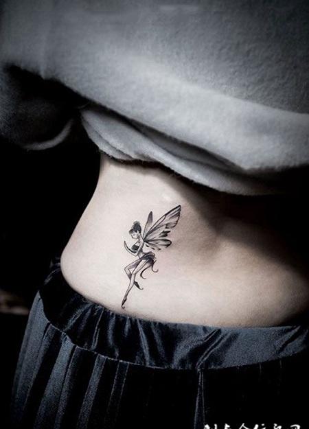 女子腰部精灵纹身图案