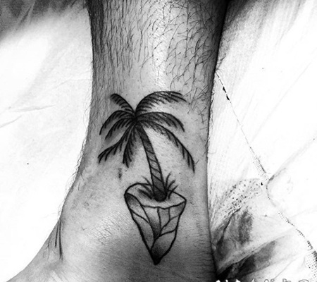 简单的黑色棕榈树脚踝纹身图案