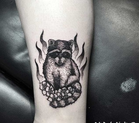 黑色点刺有趣的浣熊和花朵脚踝纹身图案