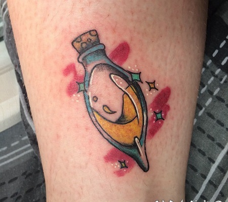 小小的卡通魔法瓶和五彩星星脚踝纹身图案