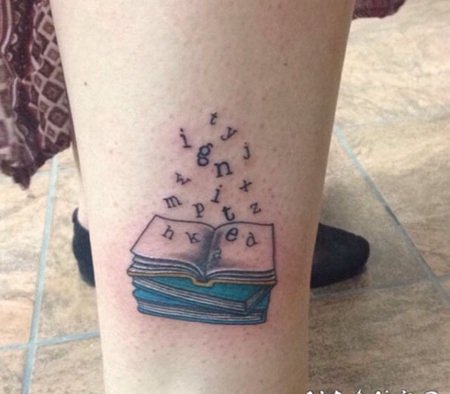 苍白的书本与飞行字母彩色脚踝纹身图案