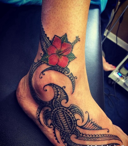 脚踝和脚背波利尼西亚部落乌龟和彩色花朵纹身图案