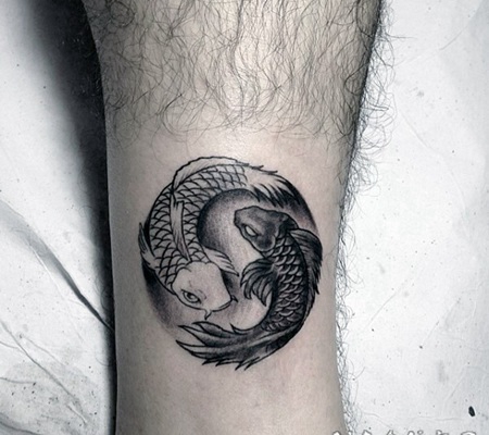 圆形的黑白鲤鱼标志脚踝纹身图案