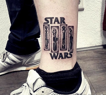 各种绝地光剑和字母黑色脚踝纹身图案