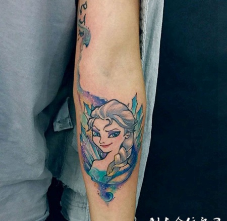 卡通彩绘，手臂上的冰雪公主纹身图案