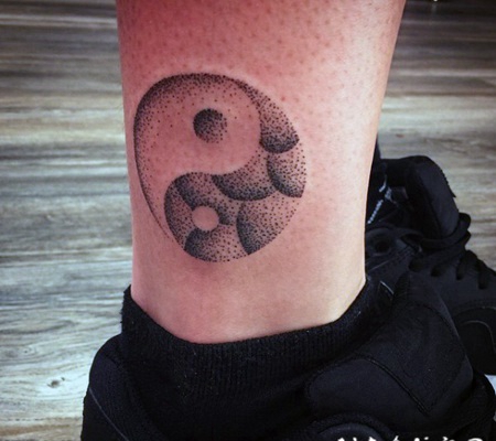 点刺风格的阴阳八卦符号脚踝纹身图案