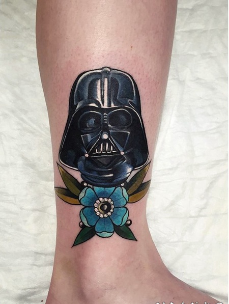 彩色的斯巴达面具与美丽花朵脚踝纹身图案