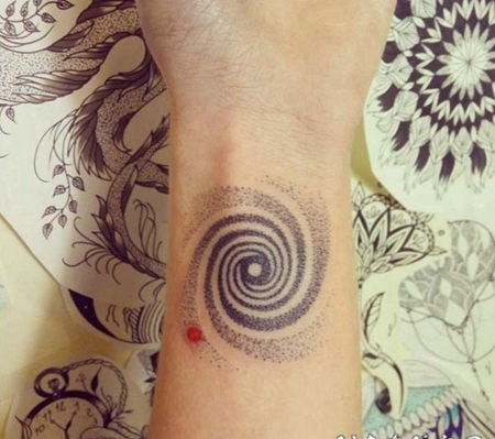 小小的黑色点刺催眠装饰脚踝纹身图案