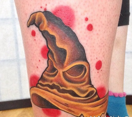 可爱的卡通彩色魔术帽脚踝纹身图案