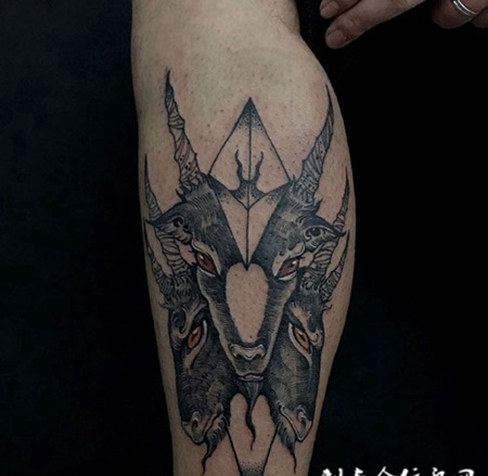 小腿上的几何羊头纹身图案