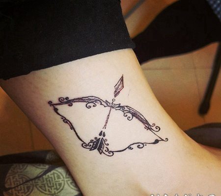 优雅的弓箭射手标志脚踝纹身图案