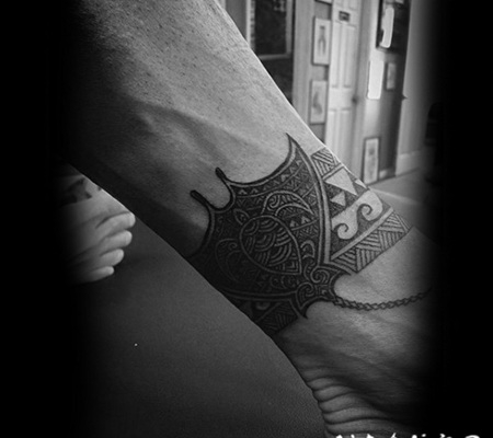 部落风格黑白鱼形装饰脚踝纹身图案