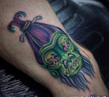 奇妙的彩色部落巫毒娃娃脚踝纹身图案