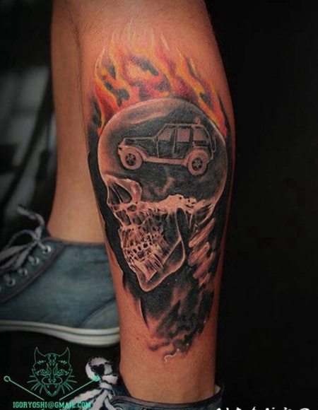 小腿五彩骷髅火焰和汽车纹身图案