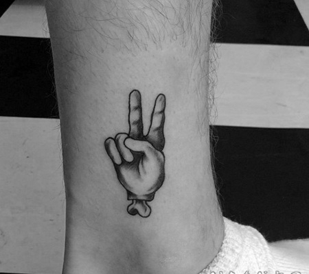 黑色的人手点刺脚踝纹身图案