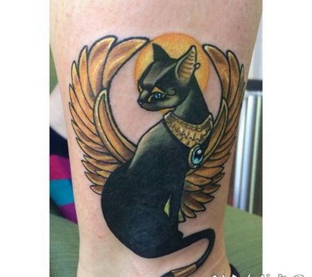 可爱埃及猫和金色翅膀脚踝纹身图案