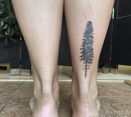 简单的黑色孤独树脚踝纹身图案