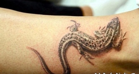 非常逼真的写实风格彩色小蜥蜴脚踝纹身图案