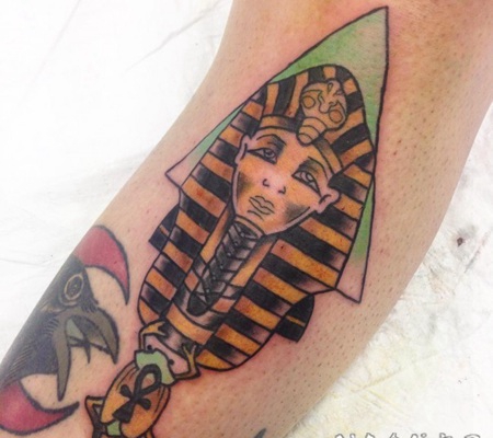 五彩埃及法老雕像与十字架纹身图案