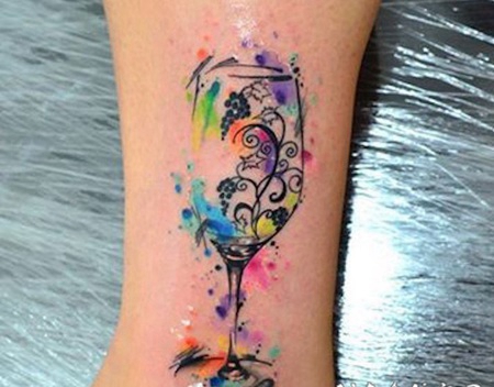五彩的葡萄藤蔓和玻璃杯脚踝纹身图案