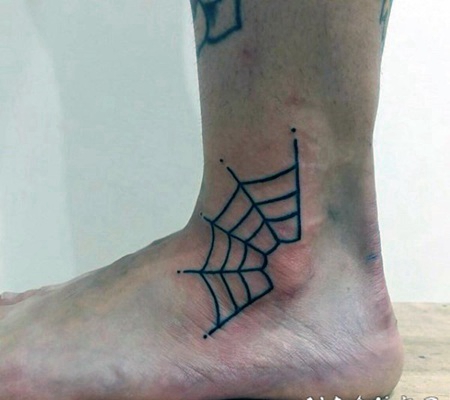 黑色线条的蜘蛛网脚踝纹身图案