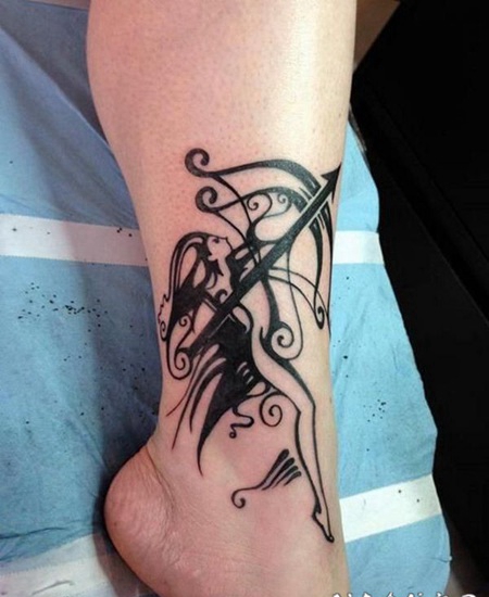 迷人的黑色女射手脚踝纹身图案