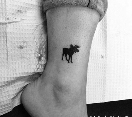 黑色的麋鹿剪影脚踝纹身图案