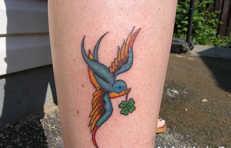 绿色四叶草和燕子纹身图案