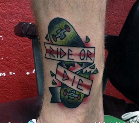 old school破碎的滑板和字母彩色脚踝纹身图案