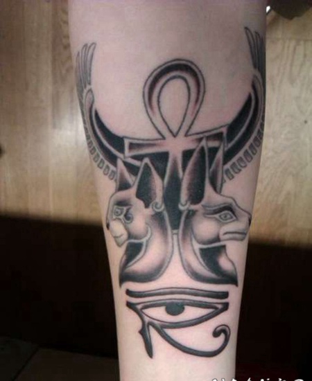 埃及猫和十字架纹身图案