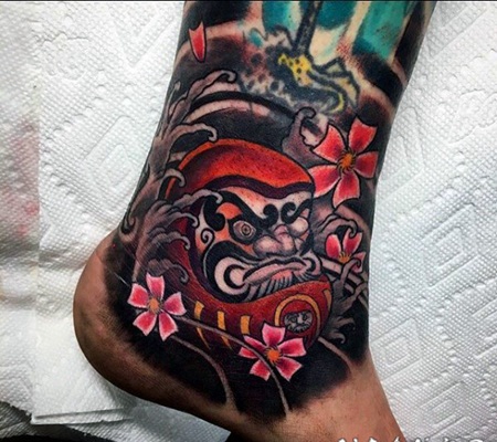 新日式彩色达摩脚踝纹身图案