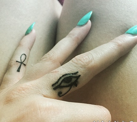 黑色的荷鲁斯之眼和十字架手指纹身图案