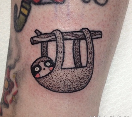 有趣的卡通小树懒脚踝纹身图案