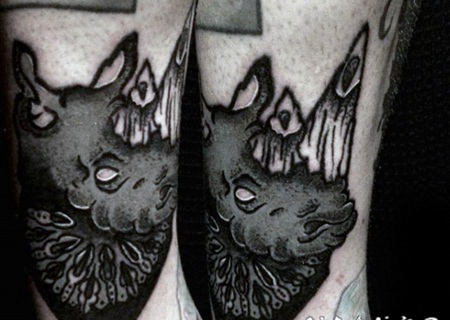 卡通风格的黑白犀牛头脚踝纹身图案