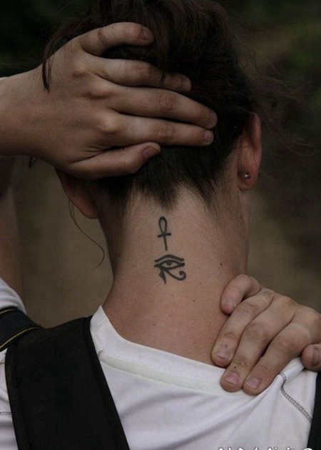 黑色的埃及十字架和荷鲁斯之眼颈部纹身图案