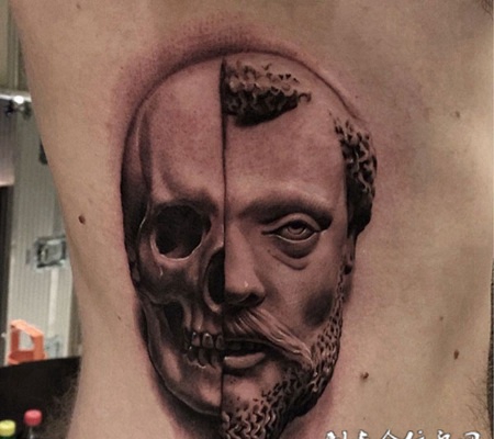 人生的本质，侧腰骷髅与肖像纹身