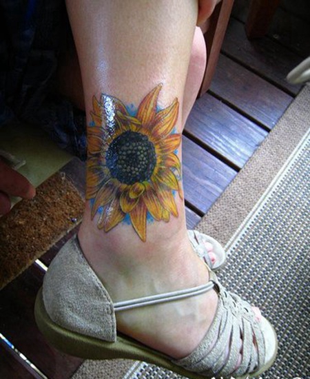 美丽的彩绘向日葵脚踝纹身图案