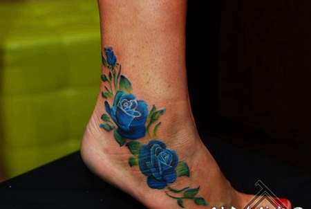 脚踝惊艳的蓝色玫瑰纹身图案