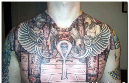 old school埃及为主题十字架胸部纹身图案