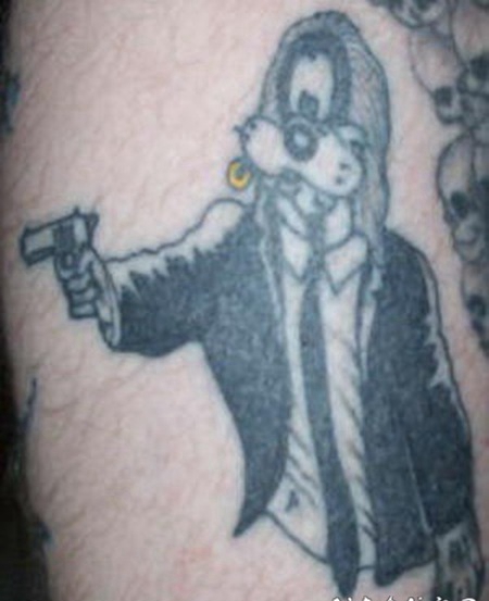 卡通狗高飞和手枪纹身图案