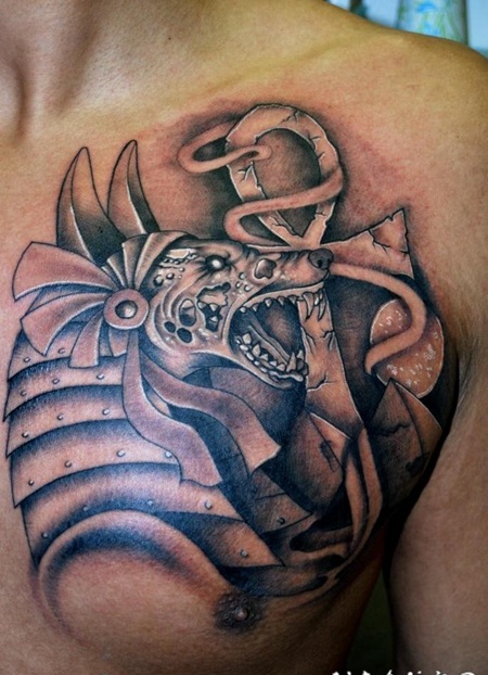 黑色埃及十字架和阿努比斯胸部纹身图案