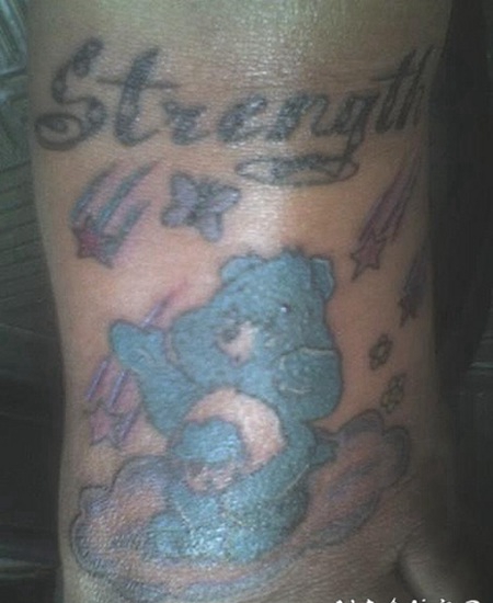 蓝色的卡通熊和字母纹身图案